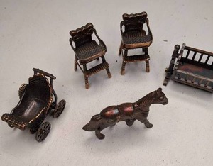 lot 260 image: Assorted Vintage Die Cast Miniatures