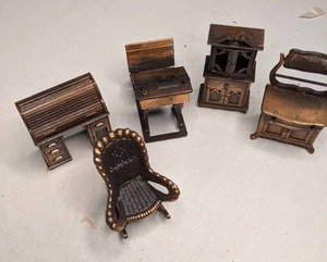 lot 265 image: Assorted Vintage Die Cast Miniatures