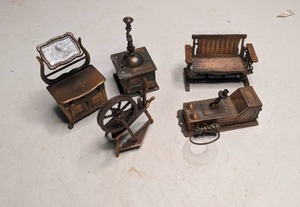 lot 266 image: Assorted Vintage Die Cast Miniatures