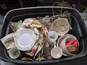 lot 341 image: Large Amount of Glassware and Home Decor