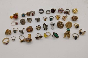 lot 369 image: Lot of 40 Vintage Rings