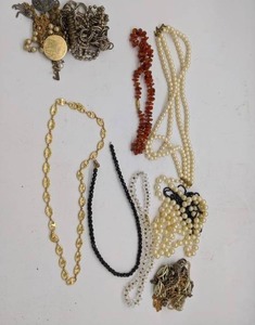lot 378 image: Beaded and Metal Necklace Lot