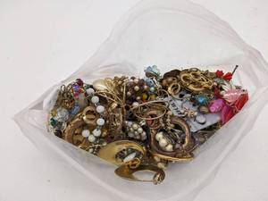 lot 382 image: Vintage Earring Mystery Lot