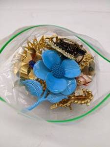 lot 386 image: Brooch Mystery Lot