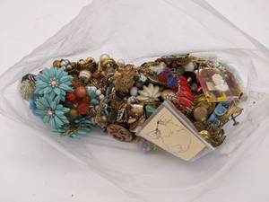 lot 395 image: Vintage Jewelry Mystery Bag
