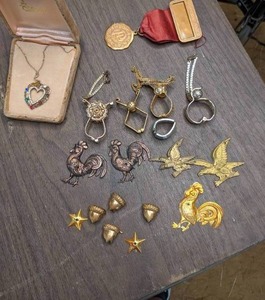 lot 396 image: Lot of Vintage Jewelry and Embellishments