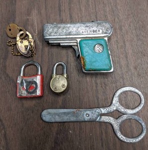 lot 405 image: Assorted Small Vintage Items