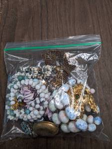 lot 407 image: Vintage Jewelry Grab Bag
