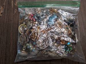 lot 411 image: Vintage Jewelry Mystery Bag