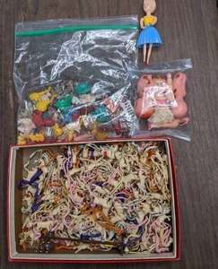 lot 413 image: Vintage Plastic Miniatures Lot