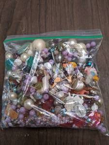 lot 415 image: Mystery Bag of Loose Beads