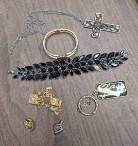 lot 417 image: Mixed Jewelry Lot
