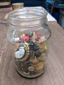 lot 418 image: Jar of Buttons