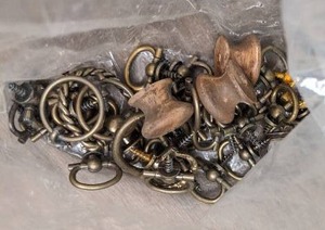 lot 419 image: Assorted Small Furniture Pulls