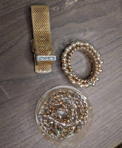 lot 423 image: Glitzy Gold Tone Jewelry