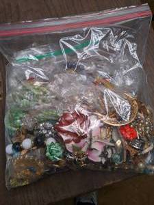 lot 424 image: Vintage Jewelry Mystery Bag