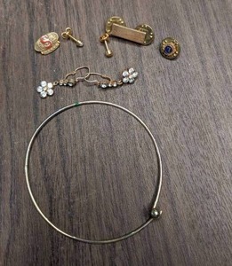 lot 427 image: Assorted Gold Jewelry Pieces