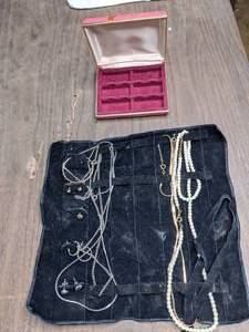 lot 430 image: Assorted Jewlery and Case