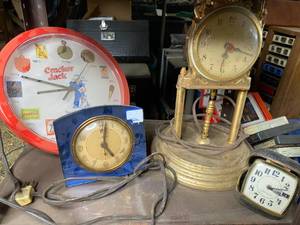 lot 107 image: Lot of Vintage Clocks in Various Styles