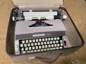 lot 116 image: Montgomery Wards Signature Model 088 Typewriter in Case