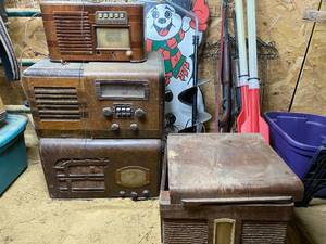 lot 132 image: Lot of Vintage Tabletop Radios
