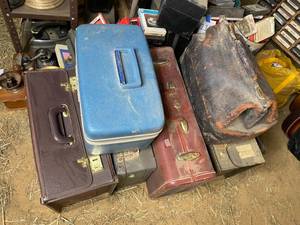 lot 133 image: Lot of Six Vintage Suitcases