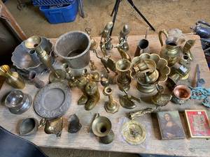 lot 190 image: Large Lot of Mostly Brass Home Decor Items