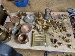 lot 191 image: Large Lot of Brass and Copper Home Decor Items