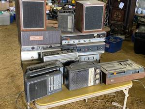 lot 114 image: Lot of Vintage Electronics