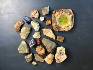 lot 272 image: Assortment of Rocks and Stones- Agates