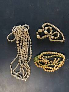 lot 274 image: Vintage Pearl Jewelry with Gold Accents