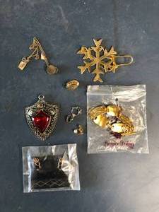 lot 276 image: Vintage Costume Jewelry