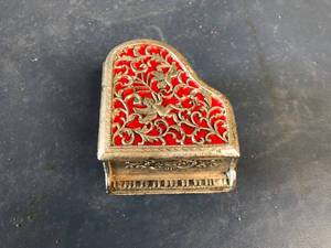 lot 279 image: Dainty Jewelry and Music Box
