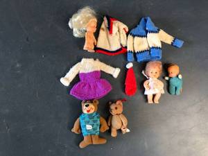 lot 281 image: Small Dolls and Handmade Clothes