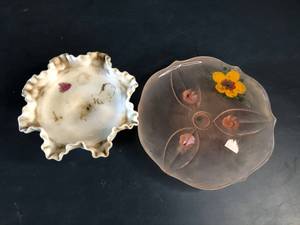 lot 286 image: Two Pieces of Vintage Glassware