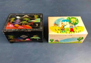lot 289 image: Pair of Musical Jewelry Boxes