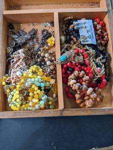 lot 154 image: Assortment of Vintage Costume Jewelry