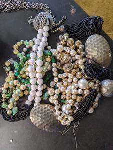 lot 158 image: Vintage Costume Jewelry