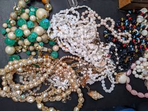 lot 161 image: Vintage Costume Jewelry