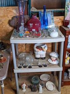 lot 173 image: Assortment of Glass and Cermaic Vintage Items
