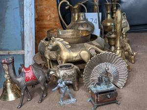 lot 176 image: Assortment of Vintage Brass Items