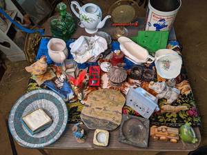 lot 182 image: Assortment of Vintage Items