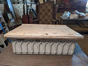 lot 183 image: Vintage Column Topper or Base