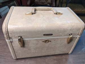 lot 184 image: Vintage Trunk and Contents- Tonka Trucks and Leather Belt