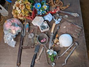 lot 190 image: Assortment of Vintage Items