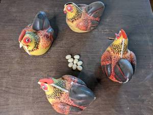 lot 191 image: Vintage Battery Operated Hen Laying Egg Toy (x4)