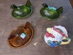 lot 195 image: Assorted Vintage Chicken Decor