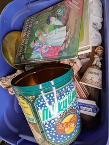 lot 201 image: Assortment of Vintage Items