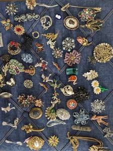 lot 210 image: Smorgasbord of Vintage Pins and Brooches