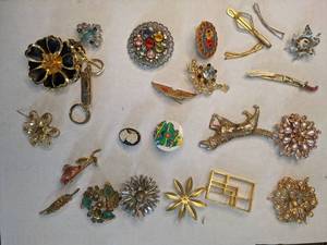 lot 211 image: Assortment of Vintage Costume Jewelry Brooches